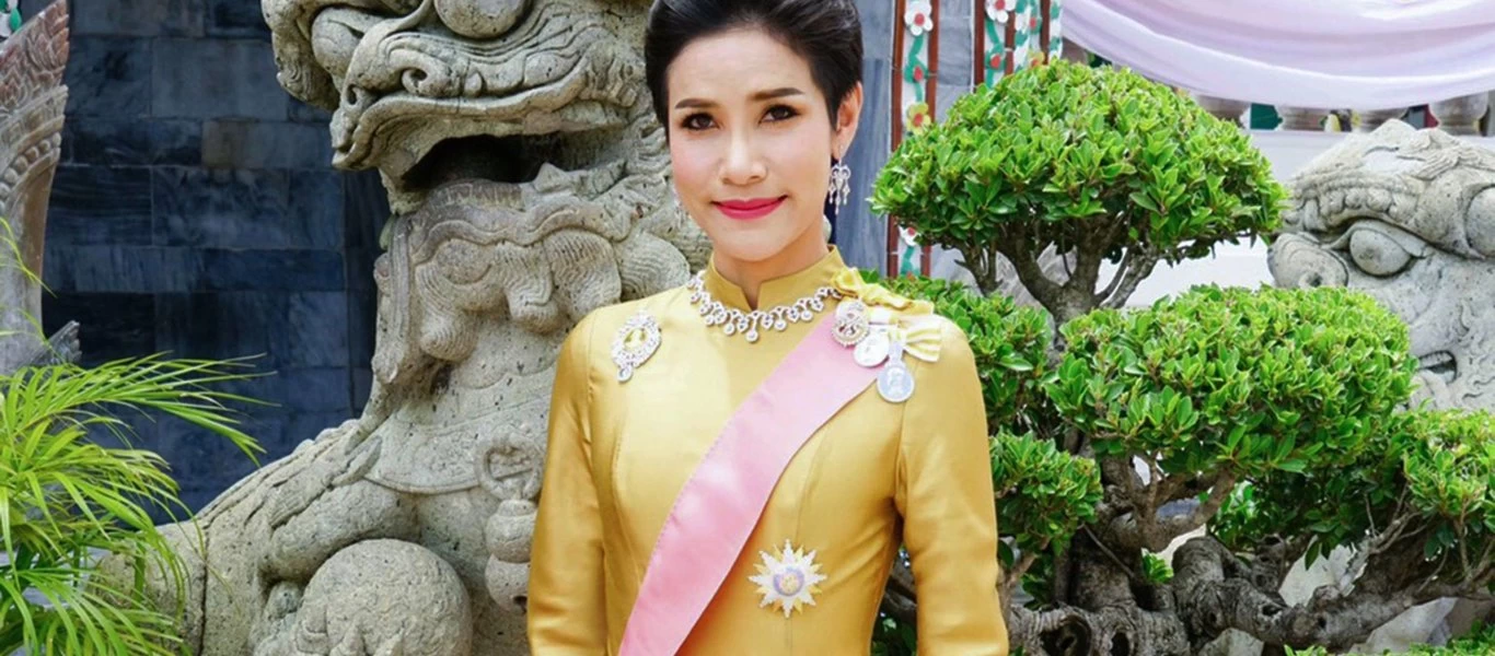 Σκάνδαλο στην Ταϊλάνδη: Διέρρευσαν γυμνές φωτογραφίες της ερωμένης του βασιλιά (φώτο)